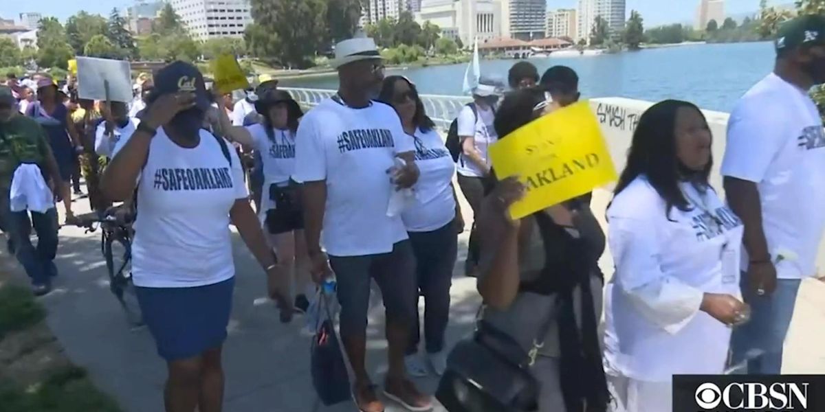 Reporter witnesses 'surreal' moment when 'mostly black families' rally to support police while Antifa protests - TheBlaze