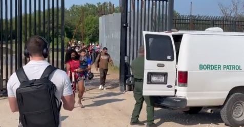 Bill Melugin’s border report sinks Biden admin claim that ‘most’ who cross illegally are sent back – twitchy.com