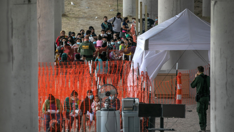 Shock Video: 1,000 Migrants Held Under Texas Bridge – NewsWars