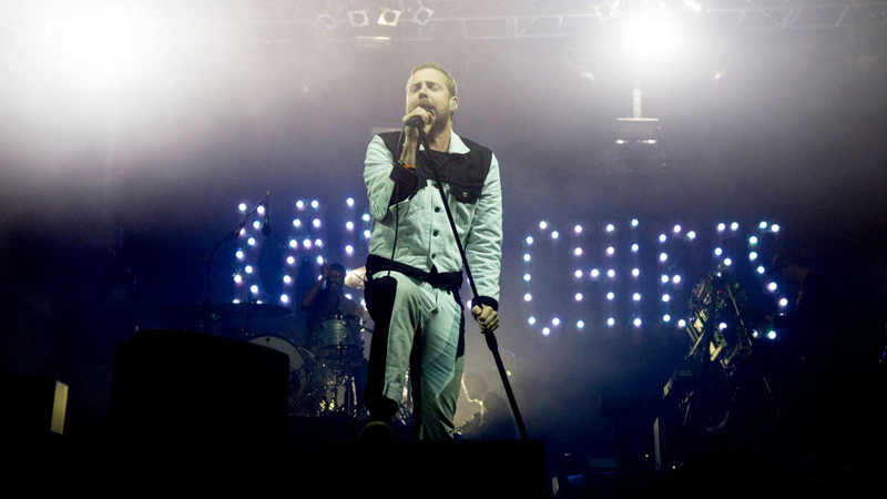 “It’s a Cult”: Kaiser Chiefs Concert Fans Boo Unvaccinated