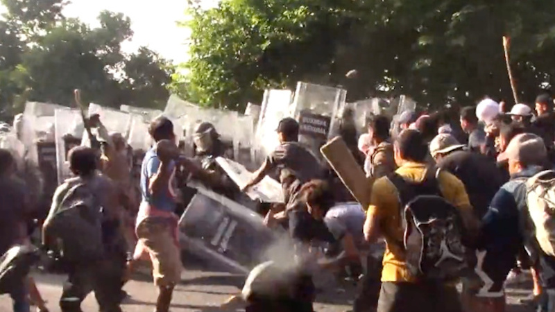 Mexican Soldiers Retreat From Ferocious Battle With Caravan Migrants – NewsWars