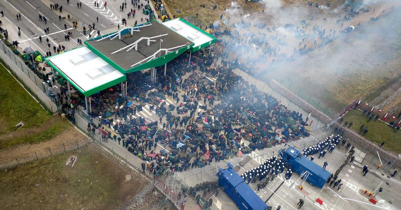 Belarusian Troops Herd Thousands of Migrants to Polish Border Checkpoint