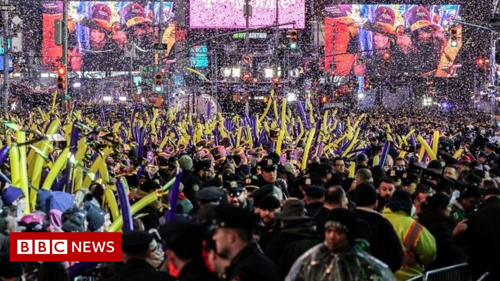 New York allows revellers at New Year's Eve celebrations - BBC News