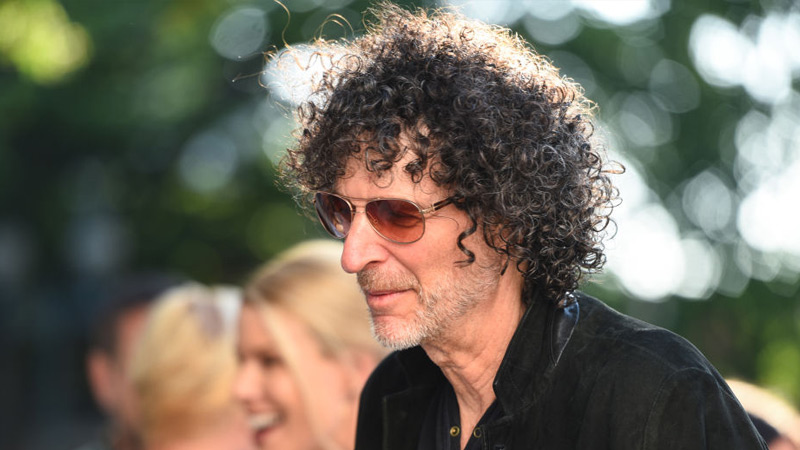 Howard Stern: “F**khead” Aaron Rodgers Should Be Kicked Out Of NFL For Refusing Covid Jab
