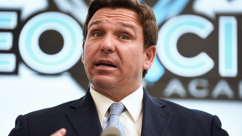 Gov. DeSantis Battling Feds Covertly Flying Illegals Into Florida – NewsWars