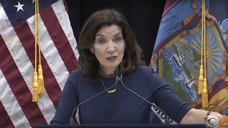 New York Gov. Hochul Imposes Indoor Mask Mandate Amid Omicron Variant