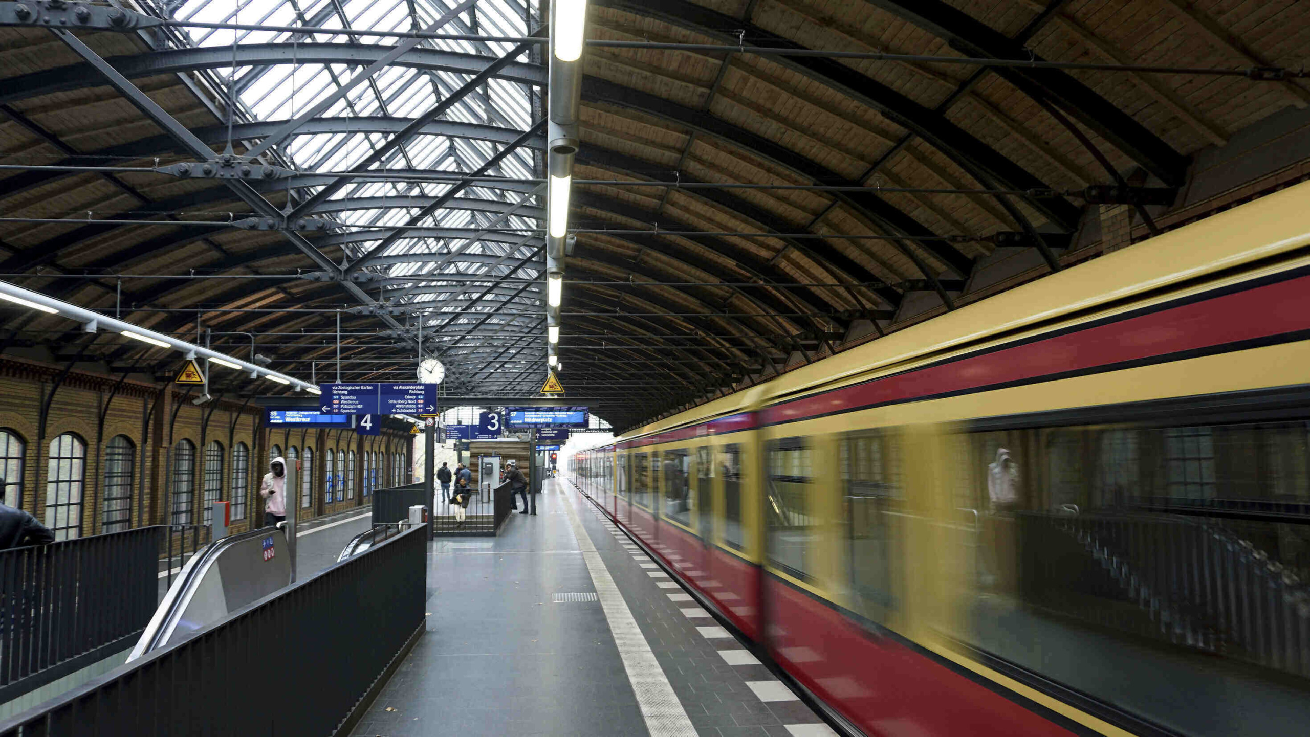 Antifa enforces mask rules on Berlin train, throws out young couple who refused to wear face mask