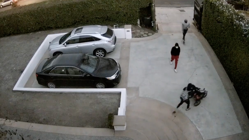 Shock Video: Stroller-Pushing Mom Robbed in Own Driveway in Posh LA Neighborhood – NewsWars
