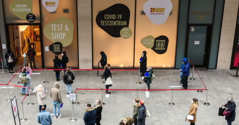 German Malls, Markets Issuing COVID Bracelets for Approved Shoppers