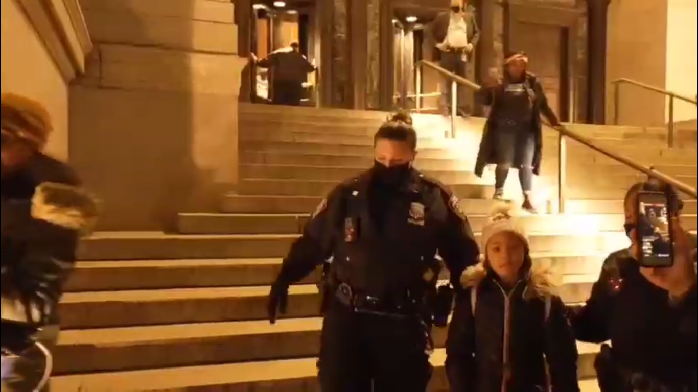 A child in a museum without a mandatory vaccine was taken away by police – World-Signals News