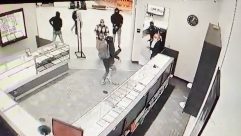Armed Jewelry Store Owner Thwarts Smash-and-Grab Gang – NewsWars