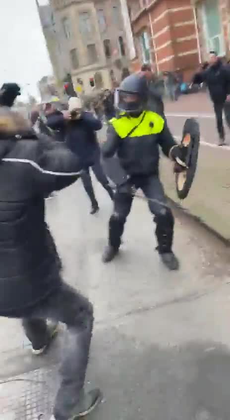 Amsterdam police baton anti Coronavirus tyranny protesters in the face!