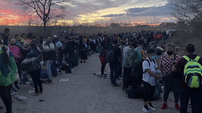 Massive Groups of Illegals Slamming Del Rio Sector – NewsWars