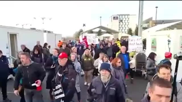 COVID UK: Anti-vaxxer mob storm Covid testing site in Milton Keynes...!!