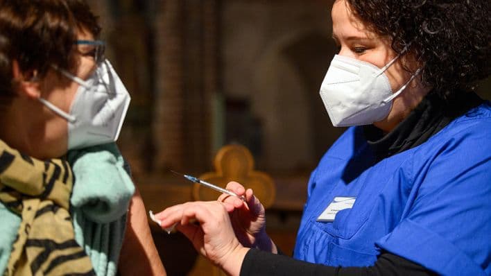 A doctor says vaccines around the world will be stopped soon – World-Signals News