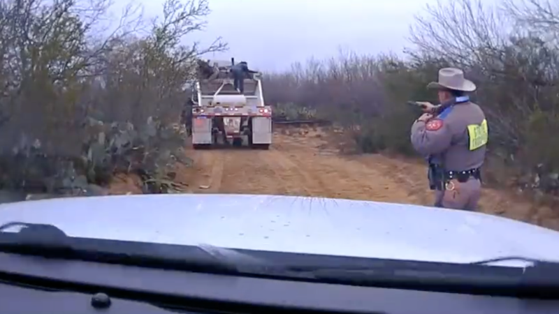 Watch: Hordes of Illegals Jump From Trailer After Police Pursuit – NewsWars