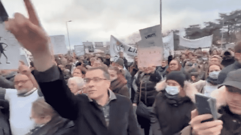 France: Angry Protestors Surround Pfizer HQ Chanting 'Assassins', 'Vaccines Kill'