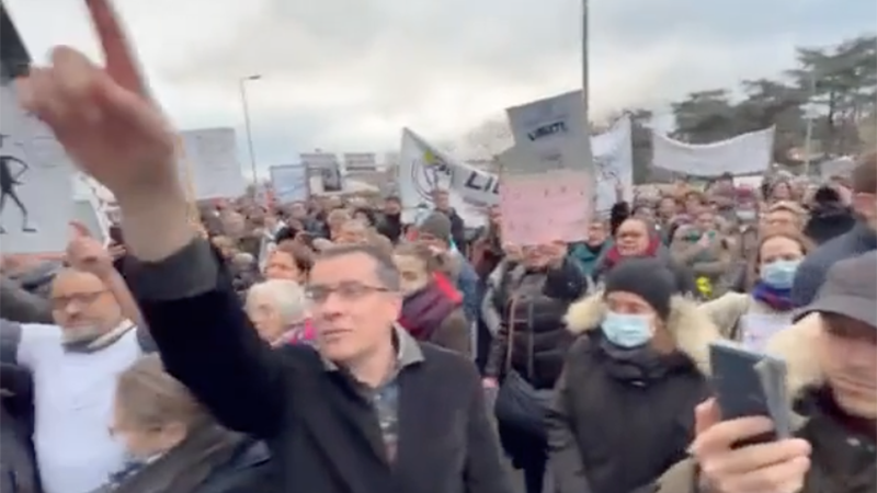 Video: French Protesters Surround Pfizer HQ Chanting “Assassins” – NewsWars