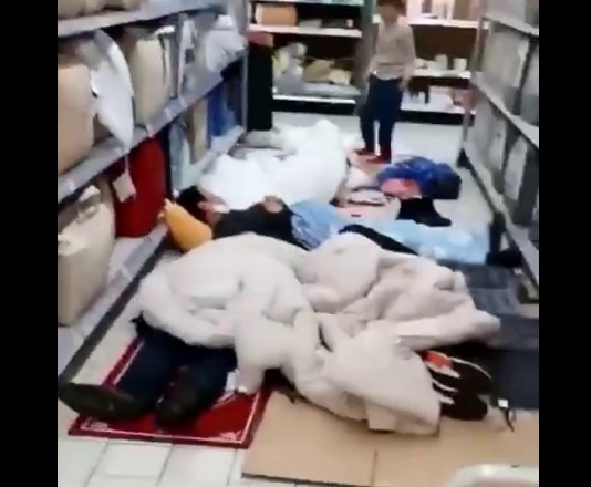 A positive test left dozens of visitors to spend the night in a supermarket – World-Signals News