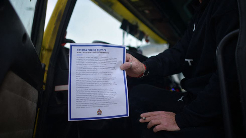 Ottawa Police Hand Out Notices To Truckers- Get Out Now Or Be Arrested