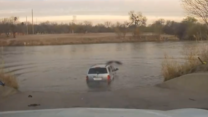 Wild Video: Human Smuggler Fleeing Police Crashes Into Rio Grande – NewsWars