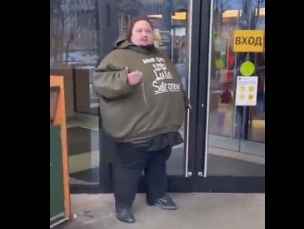 A Russian man strapped himself to a McDonald’s neck protesting the closure – World-Signals News
