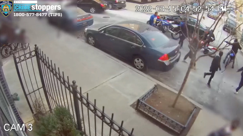 Shock Video: Gang of Dirt Bikers Beat, Rob Elderly Driver on NYC Street – NewsWars