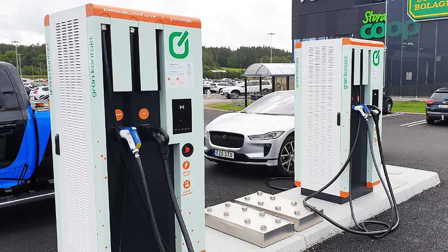 Kaos på landets laddstationer - elbilsägare får vänta i timmar » Samnytt