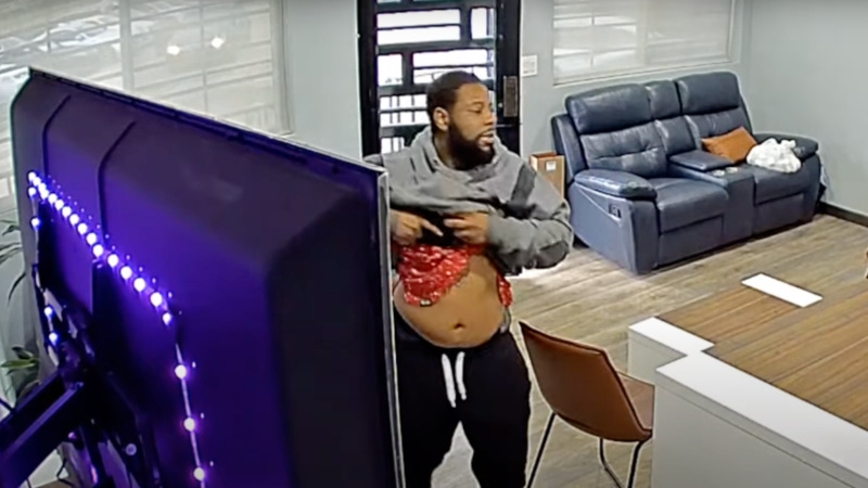 Watch: Armed Employee Scares Off Gun-Toting Suspect at Car Dealership – NewsWars