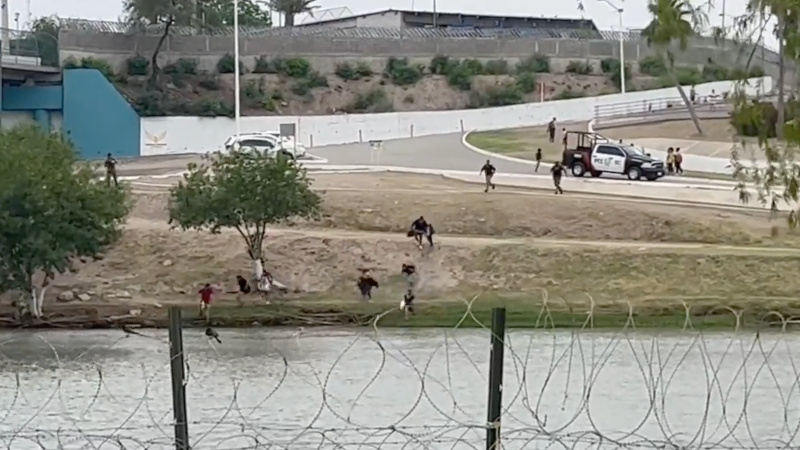 Watch: Illegals Storming Rio Grande After National Guardsman Drowns During Rescue – NewsWars