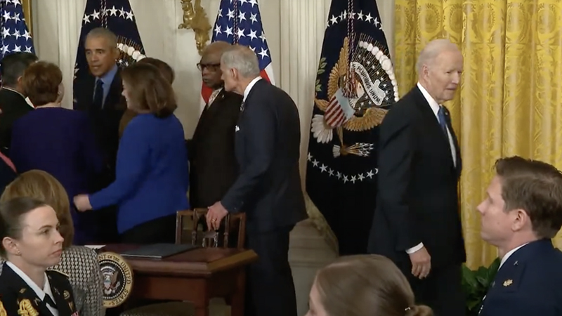 Cringe: Biden Snubbed As DC Elites Flock Around Obama During White House Visit