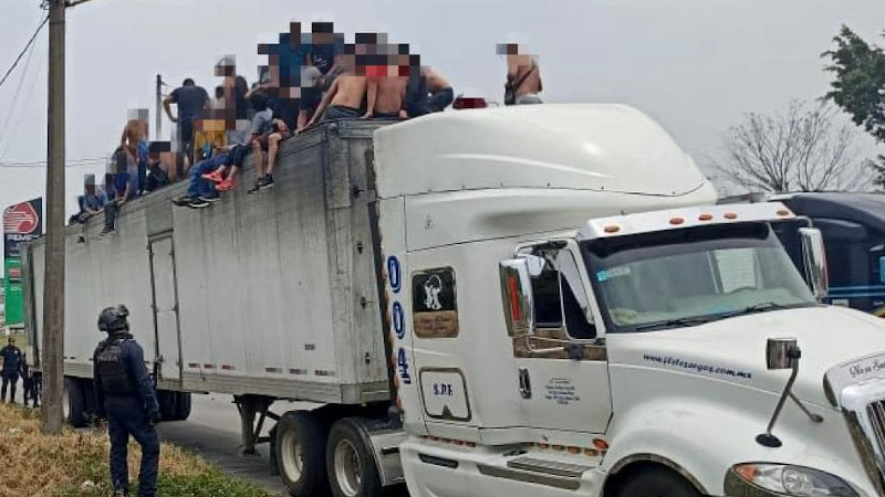 Mexico Rescues Hundreds of Migrants From Abandoned Trailer – NewsWars