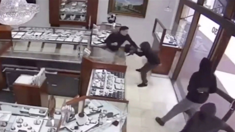 Shock Video: Jewelry Store Employees Fight Off Armed Smash-and-Grab Thieves – NewsWars