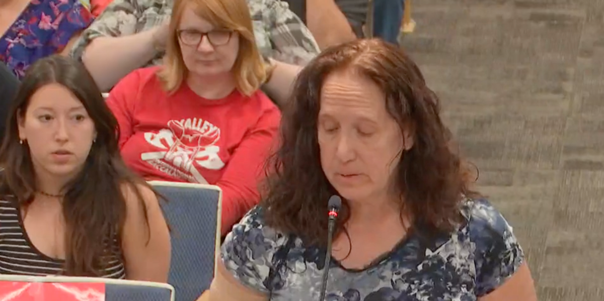 VIDEO: Mother's mic cut at school board meeting while reading obscene school assignment allegedly given to her 15-year-old daughter - TheBlaze