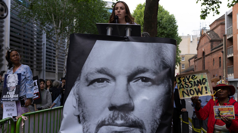 WikiLeaks Blasts UK Decision to Extradite Assange to US: “Dark Day for Press Freedom”