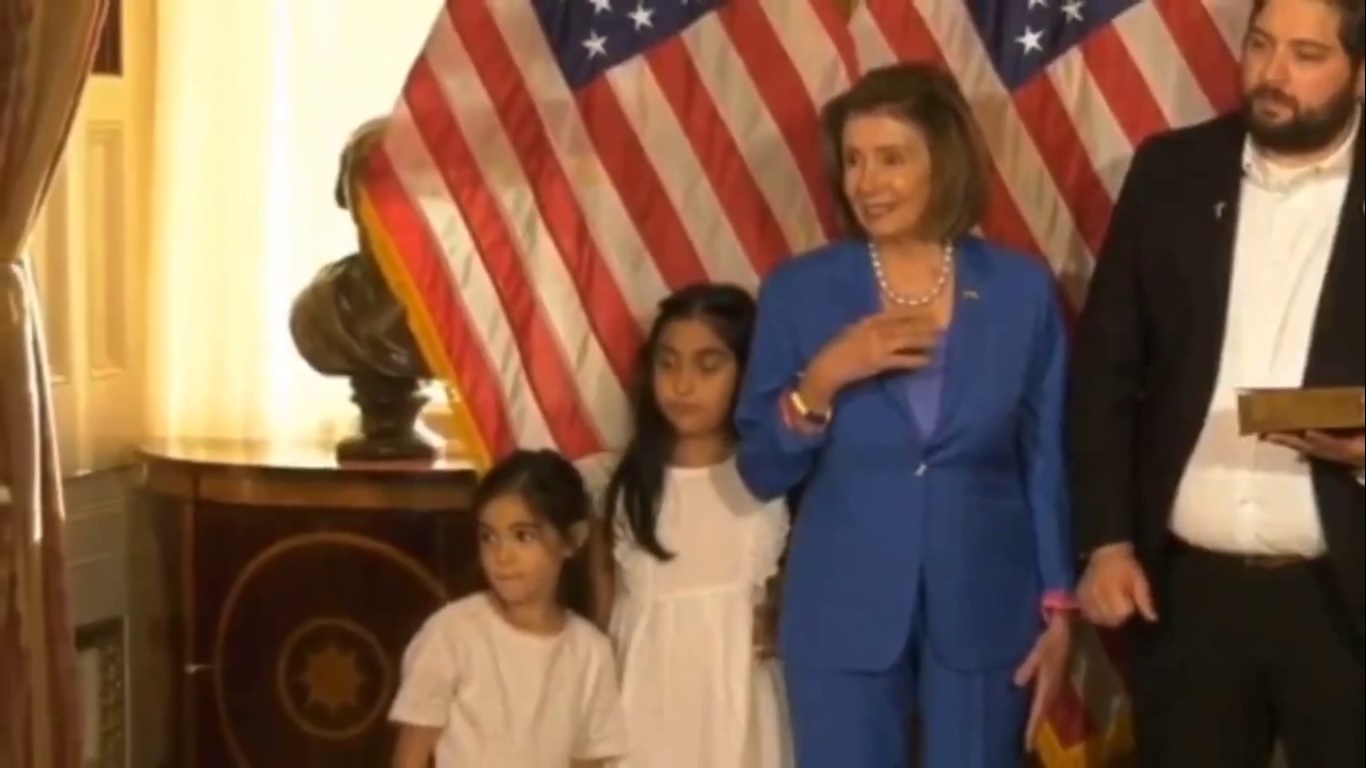 Nancy Pelosi shows how to push a child off the stage – video – World-Signals News