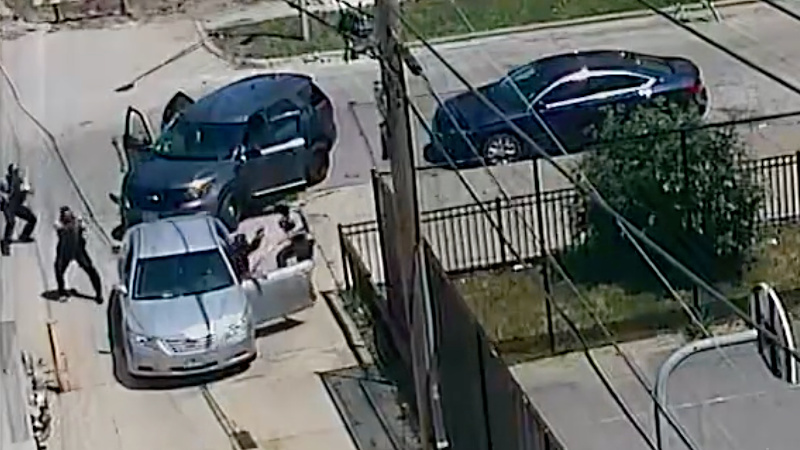 Shock Video: Suspect Sparks Point-Blank Gun Battle With Chicago Police – NewsWars