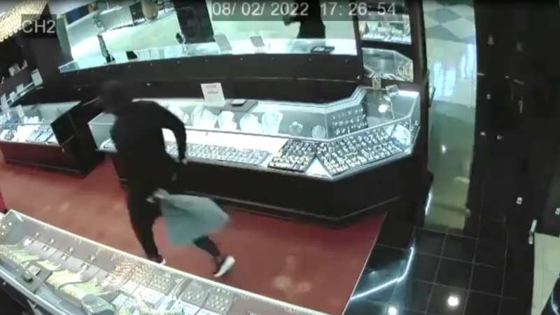 Watch: Smash-and-Grab Thieves Steal $100,000 of Jewelry – NewsWars