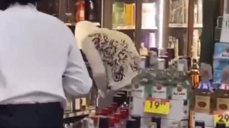 Video: Brazen Thieves Steal Thousands of Dollars Worth of Liquor from Los Angeles Store