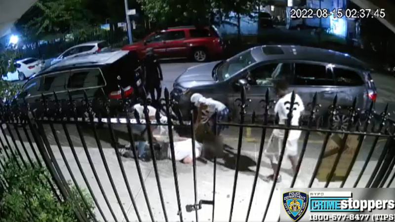 Shock Video: Elderly Man Beaten, Robbed by Pack of Thugs – NewsWars