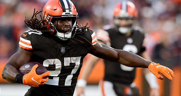 Reports: Browns running back sitting out of drills because of contract dispute