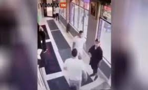 VIDEO: Man Sucker punches wrong person at Chicago liquor store. Gets SHOT DEAD by Victim - Truth Patriots