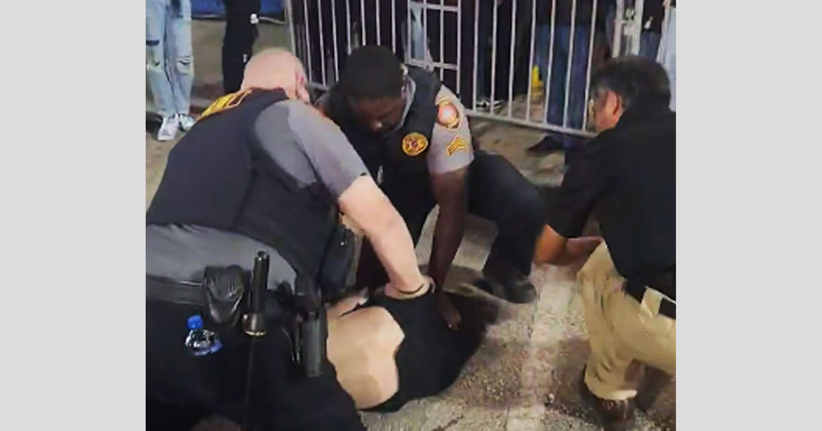 Video appears to show Oklahoma deputy punching teen at state fair
