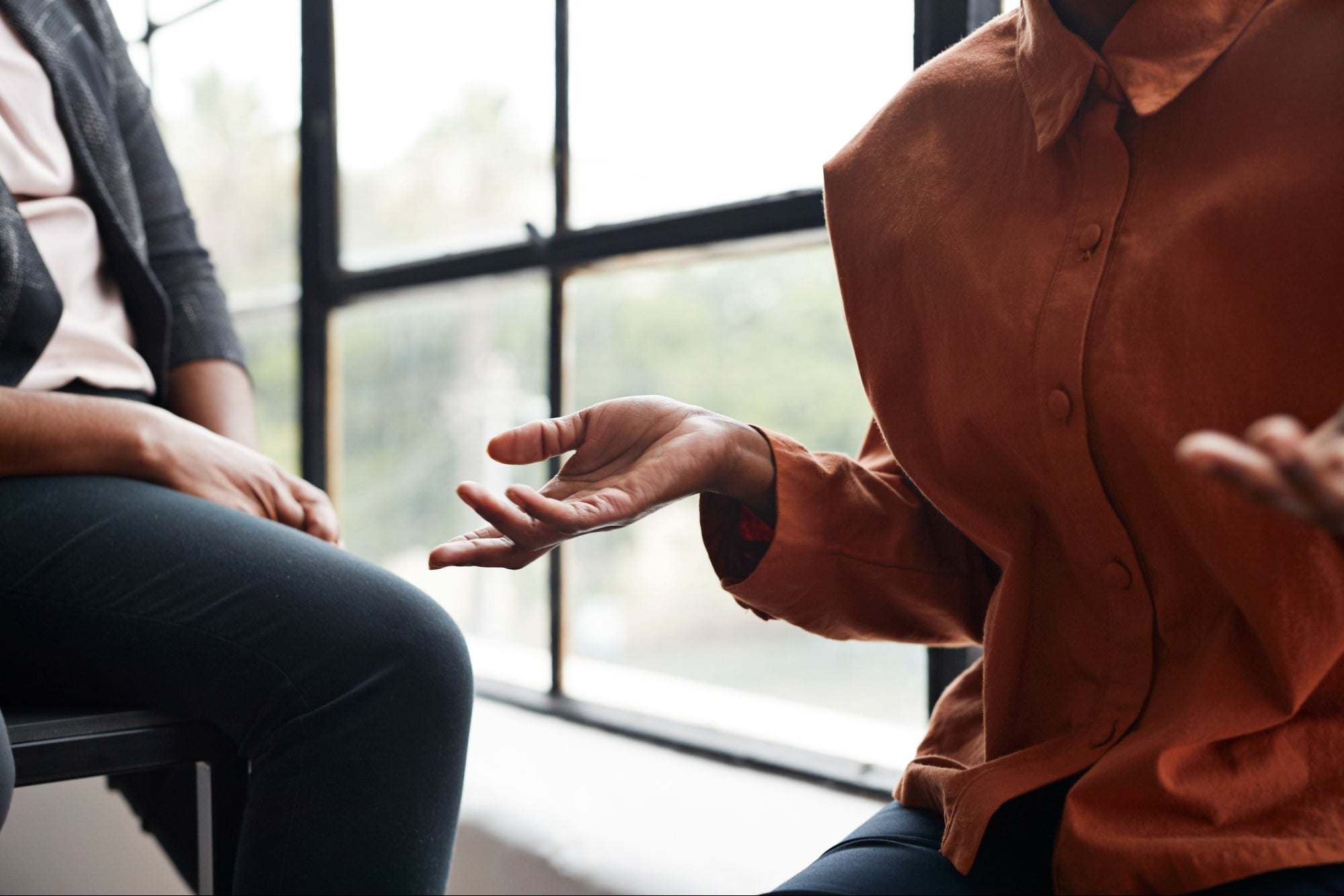 5 Body Language Signs of a Manipulator
