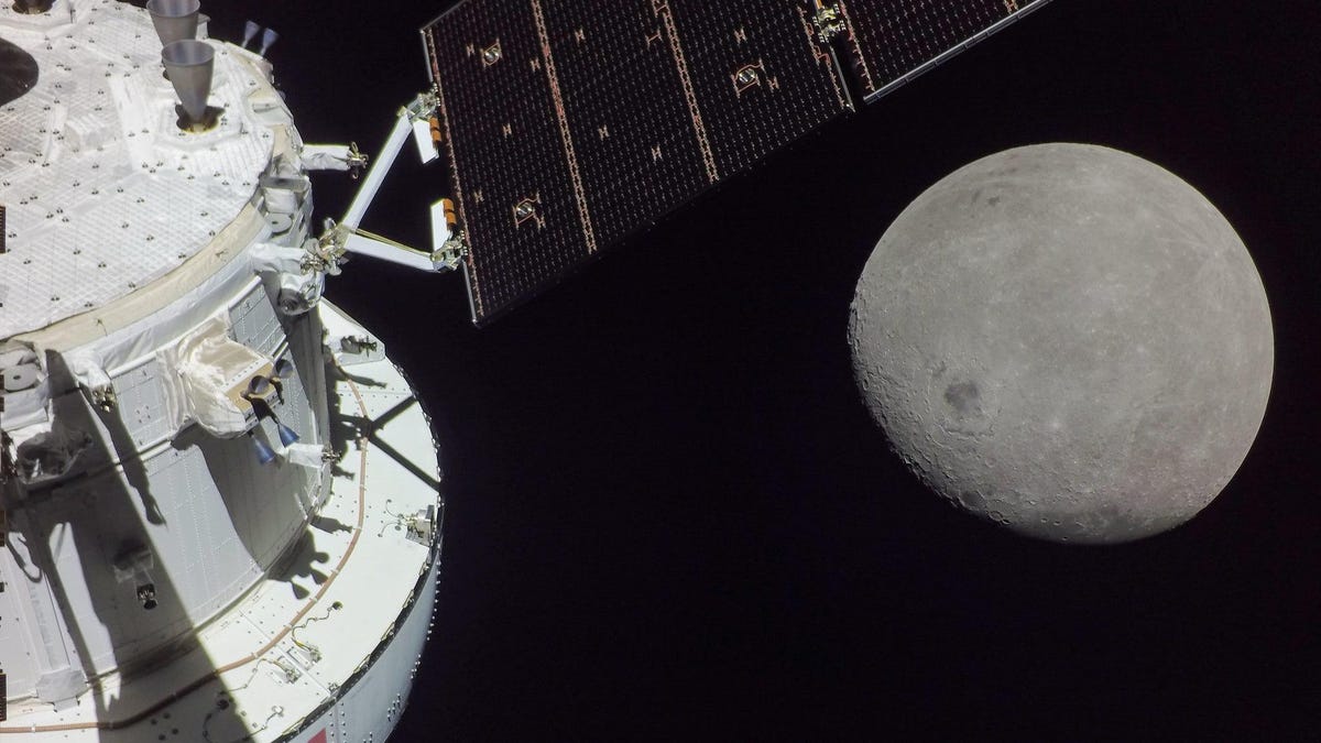 NASA Unexpectedly Lost Contact With Orion Last Night