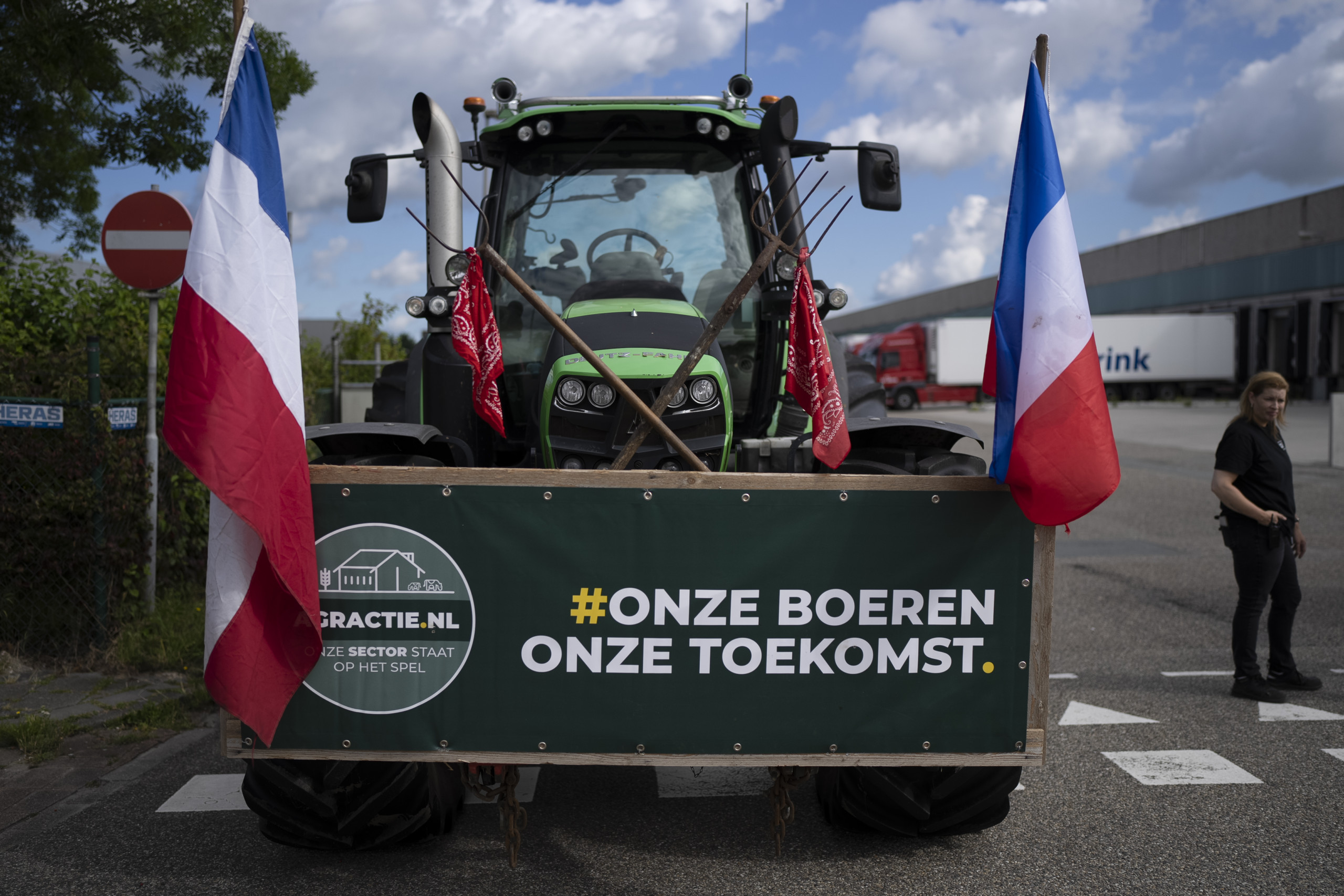 Dutch government to close 3,000 farms to comply with EU rules