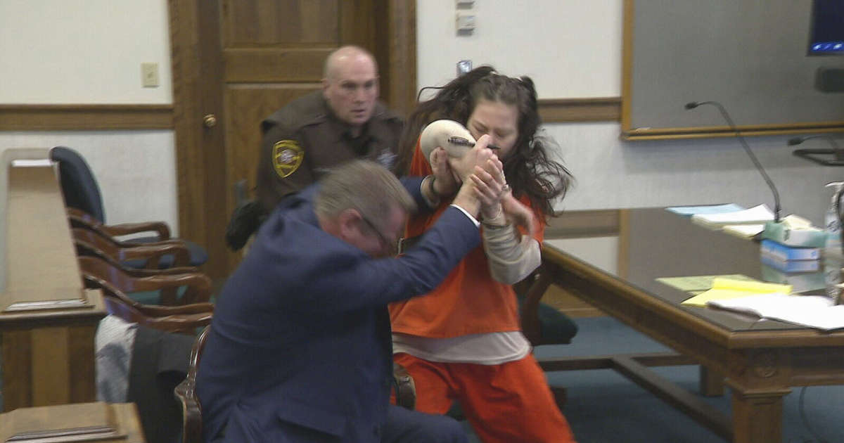 Woman accused in dismemberment slaying attacks her attorney