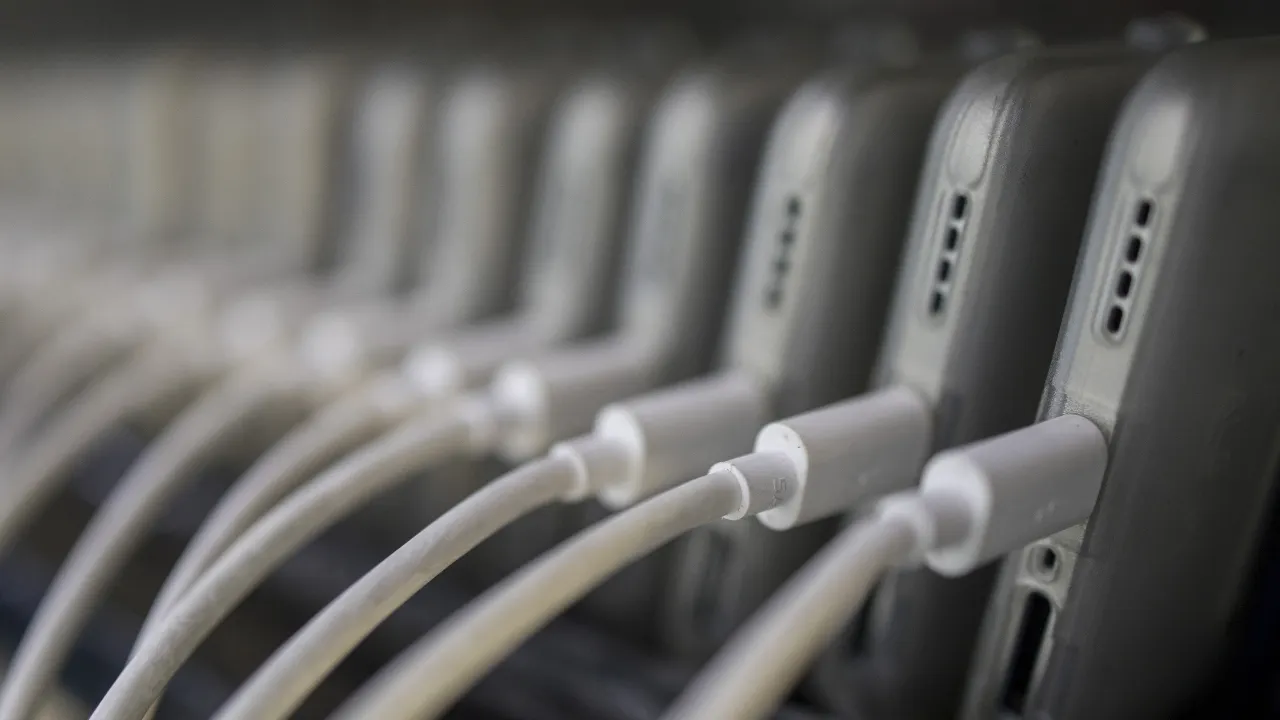 Android phones from China transmit personal info without consent, researchers say | Fox News