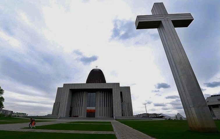 Nearly half of Poles hold favorable view of Catholic Church