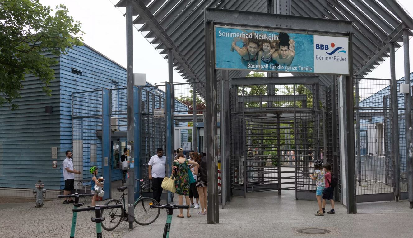 Migrant crisis: Berlin pool workers 'sick with stress' over feces on the wall and constant sexual assaults from 'Arab migrants and Chechens'